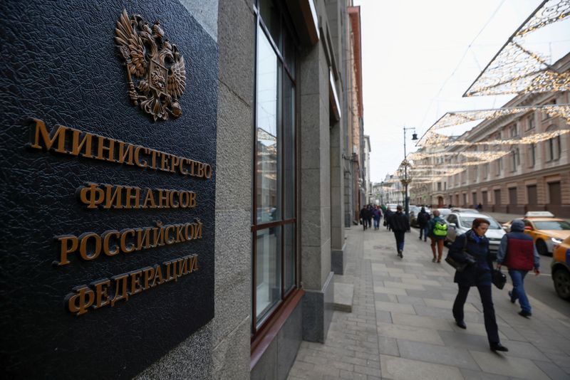 &copy; Reuters. FILE PHOTO: Pedestrians walk past Russia's Finance Ministry building in Moscow, Russia March 30, 2021. REUTERS/Maxim Shemetov