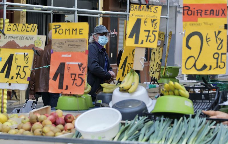 &copy; Reuters.  ３月３１日、フランス国立統計経済研究所（ＩＮＳＥＥ）が発表した３月の欧州連合（ＥＵ）基準の消費者物価指数（ＣＰＩ）速報値は、前年同月比５．１％上昇した。仏ニースの市場で