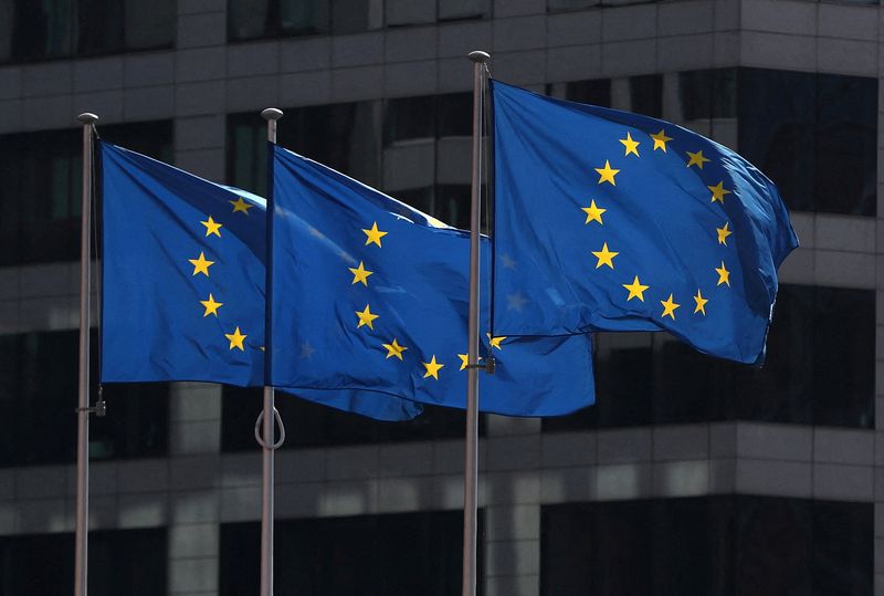 &copy; Reuters. FOTO DE ARCHIVO: Las banderas de la Unión Europea ondean frente a la sede de la Comisión Europea en Bruselas, Bélgica, 10 de abril de 2019. REUTERS/Yves Herman