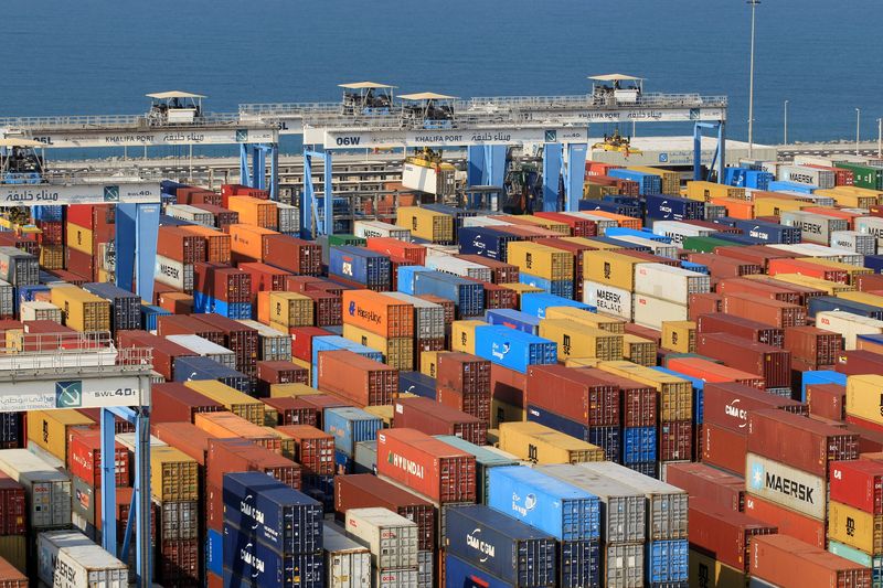 © Reuters. حاويات في ميناء خليفة بأبوظبي في صورة من أرشيف رويترز.
