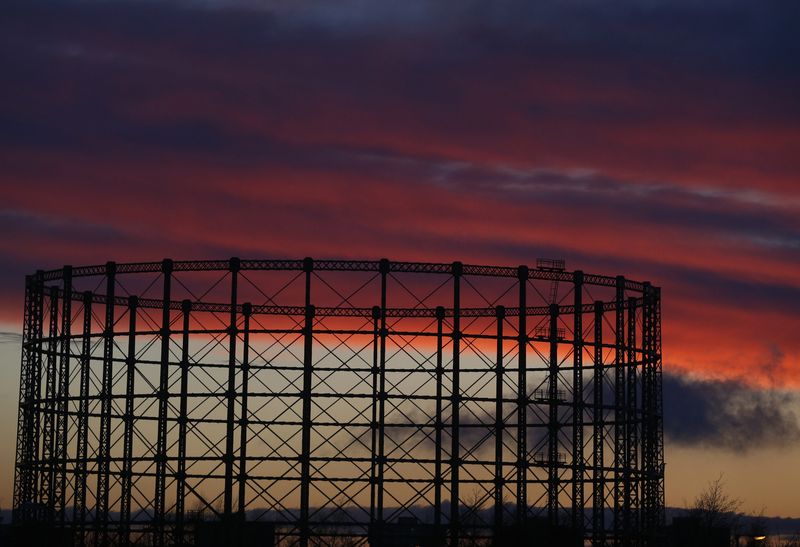&copy; Reuters. FILE PHOTO: A gas storage facility is seen at sunset in Manchester,  northern England, Britain April 9, 2016. REUTERS/Russell Cheyne