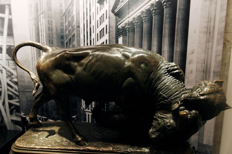 &copy; Reuters. FILE PHOTO: A statue depicting a bull and bear fighting that had adorned an exclusive Wall Street club for decades can be seen in the newly opened Museum of American Finance in New York January 9, 2008. REUTERS/Lucas Jackson (UNITED STATES)