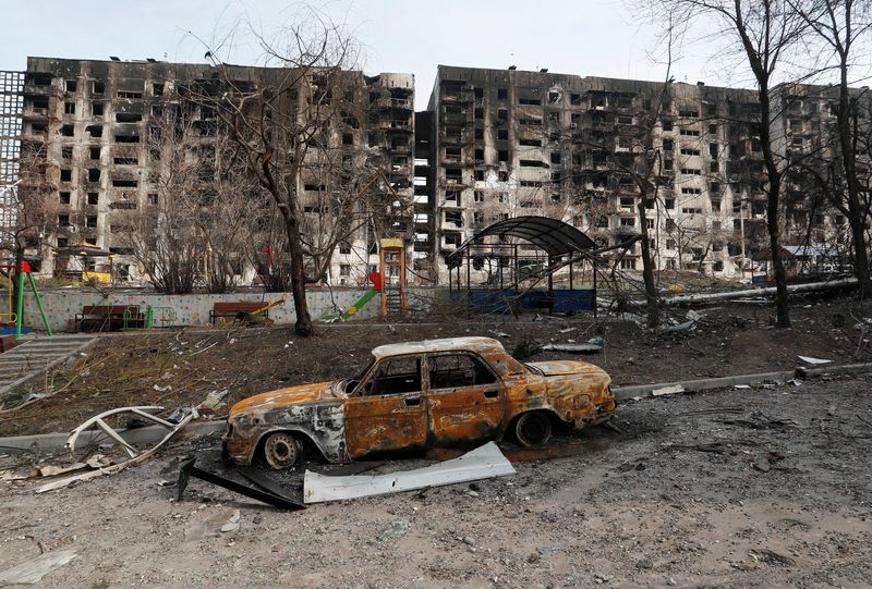 &copy; Reuters. Carro queimado em frente a prédios residenciais destruídos durante conflito Ucrânia-Rússia na cidade sitiada de Mariupol, na Ucrânia
30/03/2022
REUTERS/Alexander Ermochenko