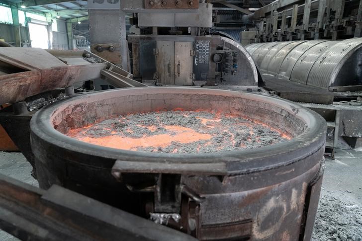 &copy; Reuters. Imagen de archivo de una cuba con aluminio fundido en la planta de Century Aluminum Company en Hawesville, Kentucky, EEUU.