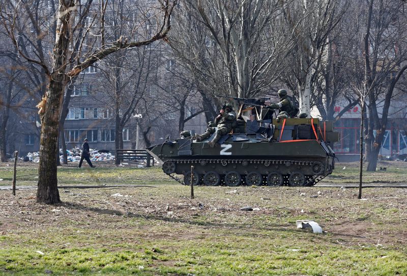 &copy; Reuters. Miembros del servicio de las tropas prorrusas encima de un vehículo blindado durante el conflicto entre Ucrania y Rusia en la ciudad portuaria de Mariúpol, al sur de Ucrania, 30 de marzo de 2022. REUTERS/Alexander Ermochenko