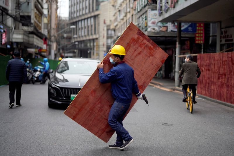 &copy; Reuters. Funcionário monta barreiras em rua de Xangai para criar área isolada durante lockdown da Covid-19
31/03/2022
REUTERS/Aly Song