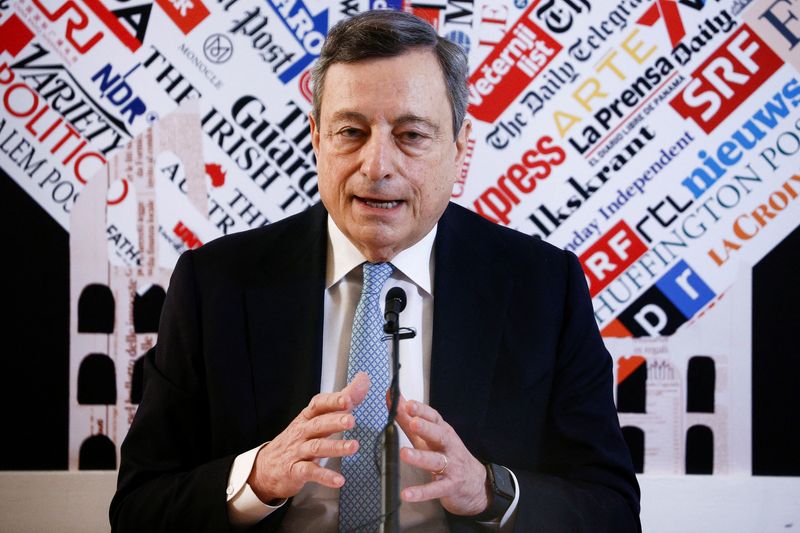 &copy; Reuters. El primer ministro italiano, Mario Draghi, durante una conferencia de prensa celebrada en el Club de Prensa Extranjera de Roma, Italia, el 31 de marzo de 2022. REUTERS/Guglielmo Mangiapane