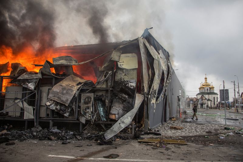 &copy; Reuters. Fire burns in a building after a shelling, as Russia's attack on Ukraine continues, in the town of Irpin, Kyiv region, Ukraine March 30, 2022. Picture taken March 30, 2022. REUTERS/Oleksandr Ratushniak