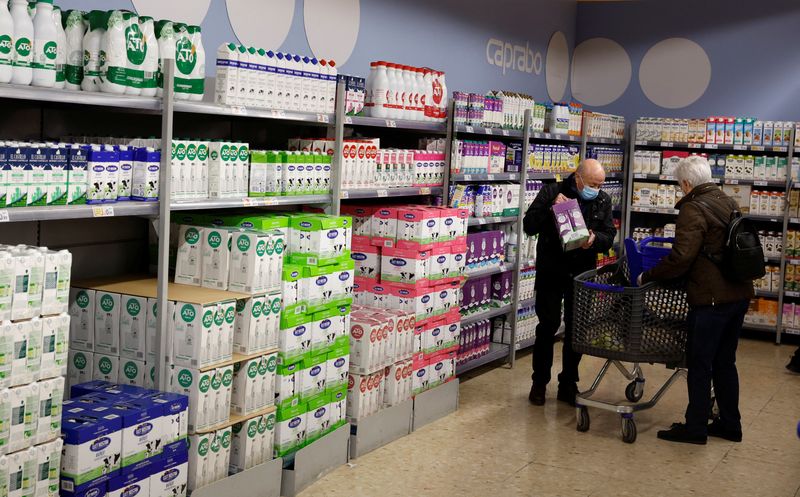 &copy; Reuters. A couple takes some milk in a Caprabo supermarket in Barcelona, Spain, March 21, 2022. REUTERS/ Albert Gea