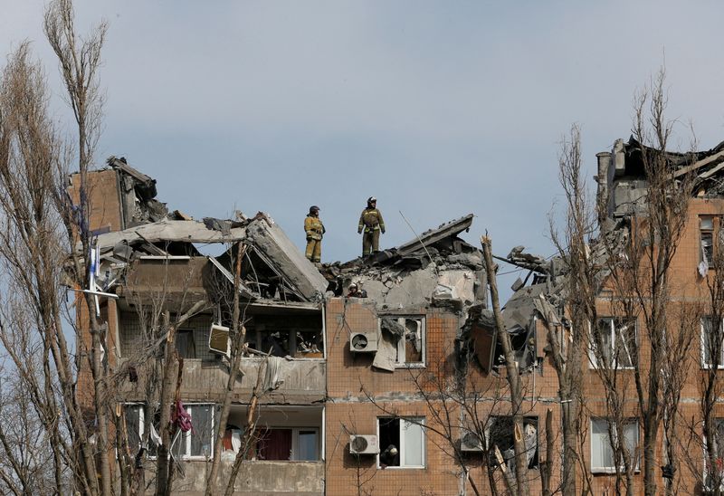 &copy; Reuters. Firefighters work at a residential building damaged by shelling during Ukraine-Russia conflict in the separatist-controlled city of Donetsk, Ukraine March 30, 2022. REUTERS/Alexander Ermochenko
