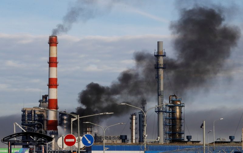 &copy; Reuters. Smoke billows from a fire at oil refinery, owned by Russian oil producer Gazprom Neft, in Moscow, Russia, November 17, 2018.  REUTERS/Tatyana Makeyeva