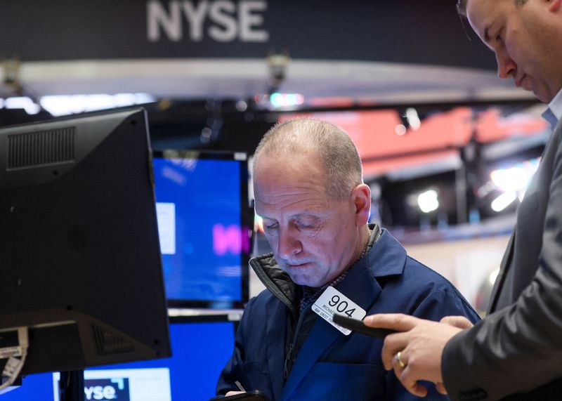 © Reuters. Traders work on the floor of the New York Stock Exchange (NYSE) in New York City, U.S., March 22, 2022.  REUTERS/Brendan McDermid