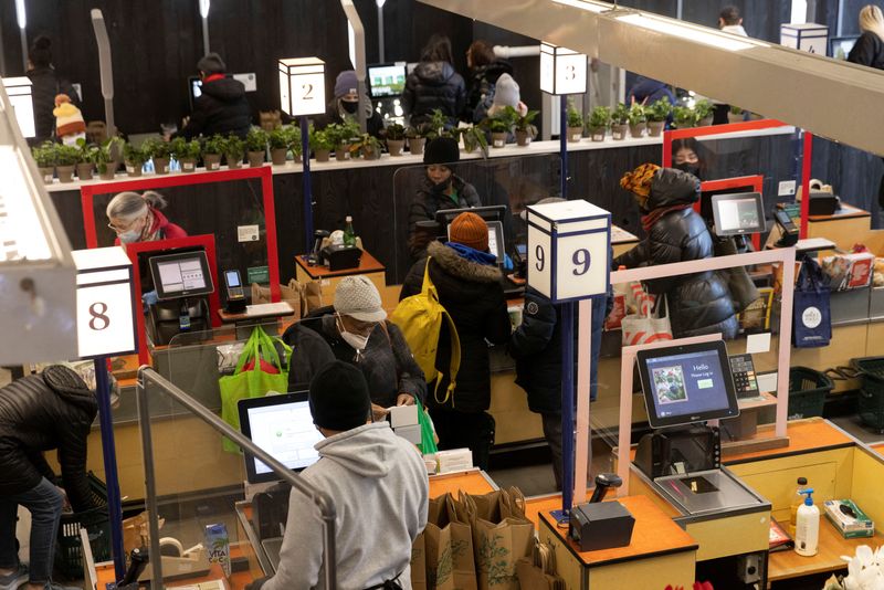 © Reuters. People pay for their purchases at a supermarket in Manhattan, New York City, U.S., March 28, 2022. REUTERS/Andrew Kelly