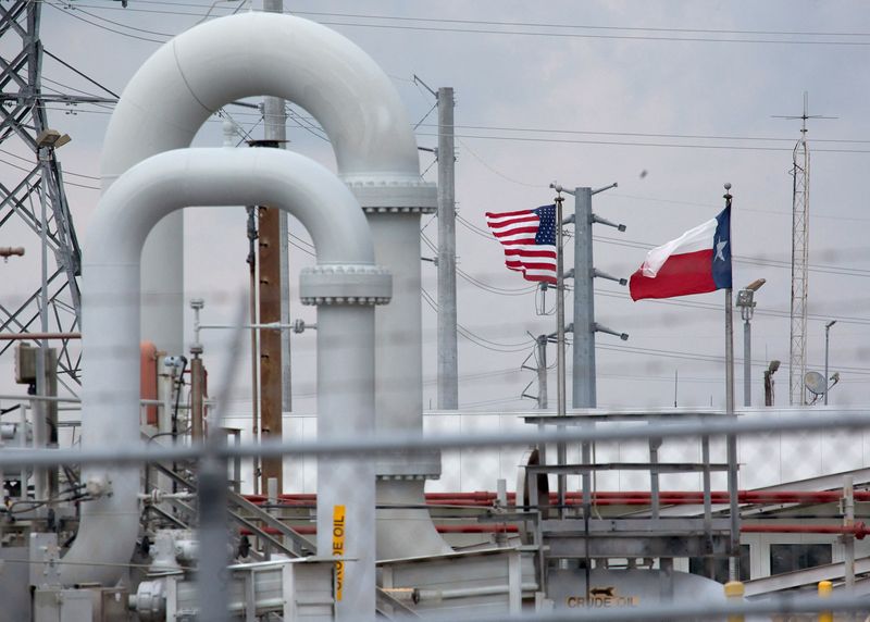 © Reuters. FILE PHOTO: A maze of crude oil pipe and equipment is seen with the American and Texas flags flying in the background during a tour by the Department of Energy at the Strategic Petroleum Reserve in Freeport, Texas, U.S. June 9, 2016.  REUTERS/Richard Carson/File Photo