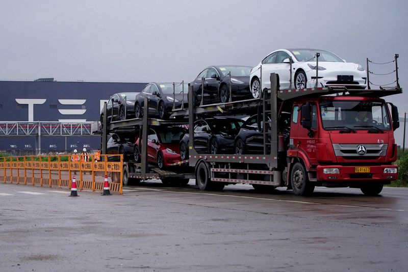 © Reuters. Caminhão transporta novos carros da Tesla em sua fábrica em Xangai
13/05/2021
REUTERS/Aly Song/File Photo/File Photo