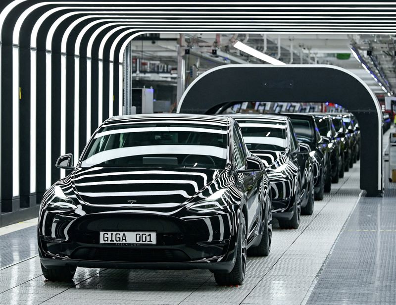 © Reuters. FILE PHOTO: Model Y cars are pictured during the opening ceremony of the new Tesla Gigafactory for electric cars in Gruenheide, Germany, March 22, 2022. Patrick Pleul/Pool via REUTERS/File Photo