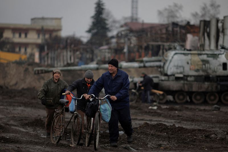 &copy; Reuters. Lugareños caminan en el centro de la ciudad demolida de Trostyanets después de que las fuerzas ucranianas expulsaron a las tropas rusas. 30 de marzo de 2022.  REUTERS/Thomas Peter