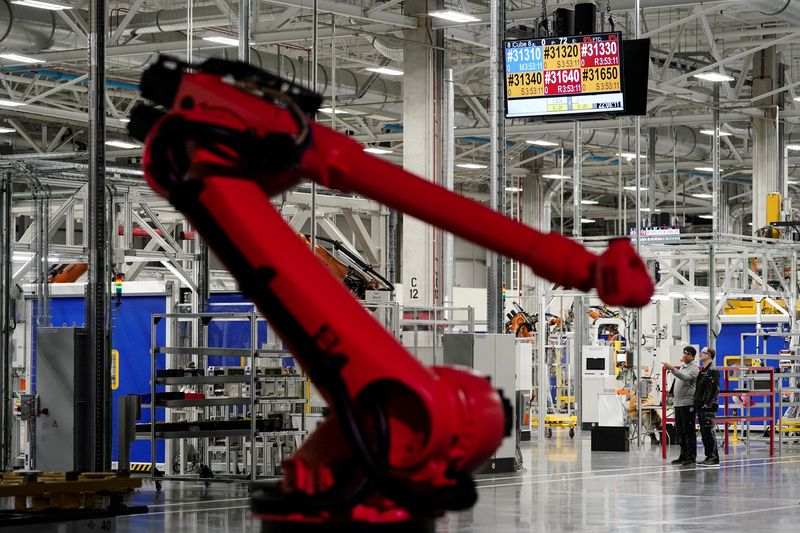 © Reuters. FILE PHOTO: People are seen on the manufacturing floor at the opening of a Mercedes-Benz electric vehicle Battery Factory, marking one of only seven locations producing batteries for their fully electric Mercedes-EQ models, in Woodstock, Alabama, U.S., March 15, 2022. REUTERS/Elijah Nouvelage/File Photo