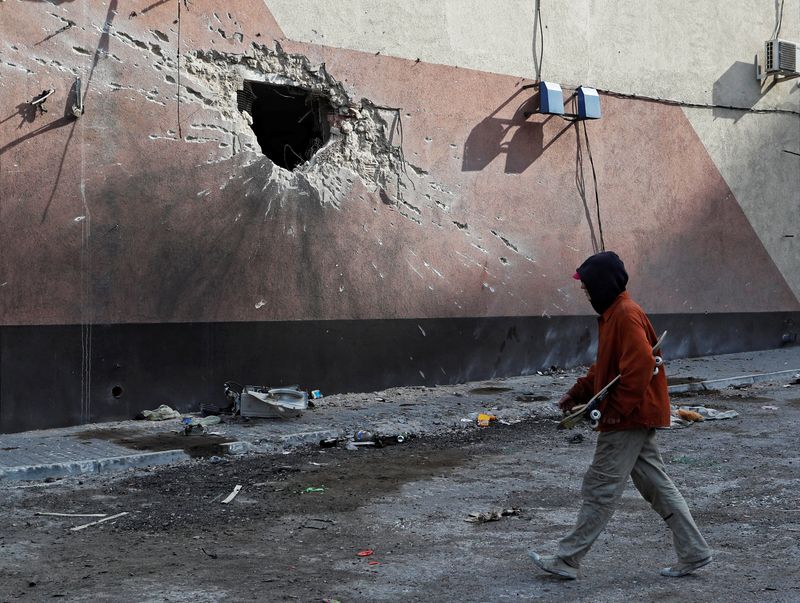 &copy; Reuters. Morador passa por muro danificado por explosão em Mariupol
31/03/2022
REUTERS/Alexander Ermochenko