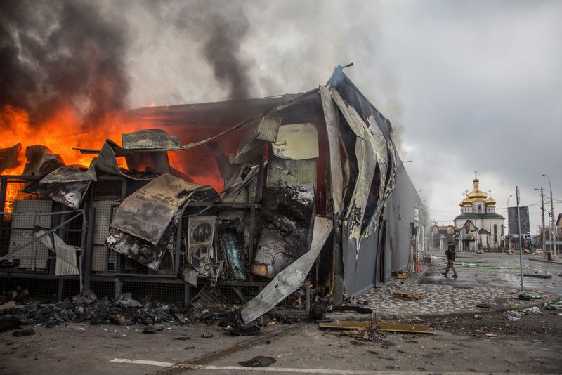 © Reuters. Área comercial bombardeada por tropas russas em Irpin, Ucrânia
30/03/2022
REUTERS/Oleksandr Ratushniak