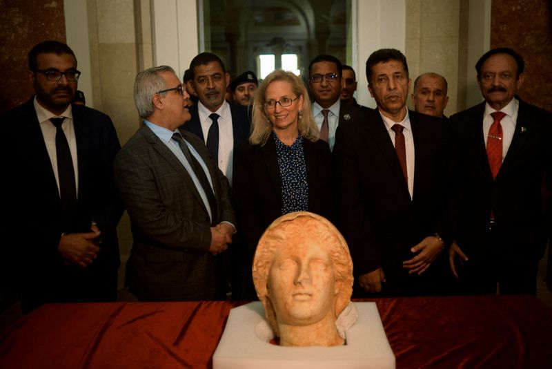 &copy; Reuters. احتفال تقيمه مصلحة الآثار الليبية لإعادة قطع الأثرية من قبل الولايات المتحدة، منها تماثيل نصفية من الرخام، في القصر الملكي في العاصمة  اللي