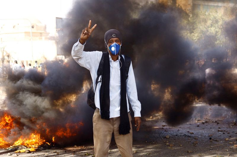 &copy; Reuters. أحد المحتجين يرفع يده بعلامة النصر خلال مظاهرة ضد الحكم العسكري في الخرطوم يوم الثامن من مارس اذار 2022. تصوير: الطيب صديق - رويترز. 