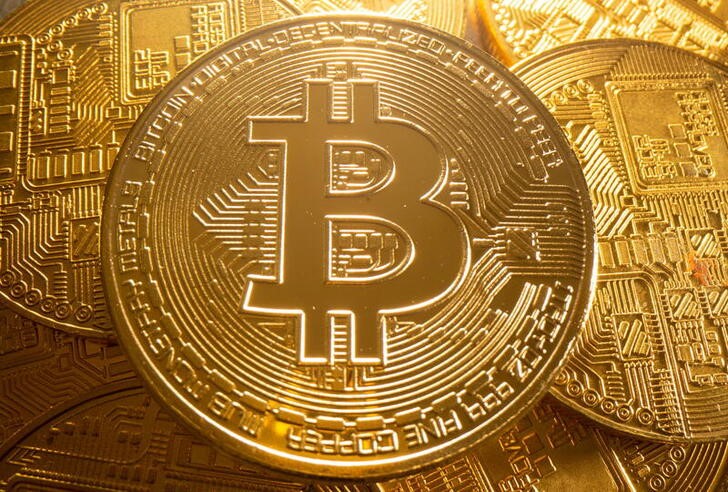 © Reuters. Representação física da moeda virtual bitcoin. 6/8/2021. REUTERS/Dado Ruvic