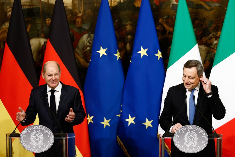 &copy; Reuters. 　３月３１日、イタリアのドラギ首相はドイツのショルツ首相と電話会談を行い、対ロシア制裁を継続することが重要だとの認識で一致した。ローマで２０２１年１２月、代表撮影（２０２