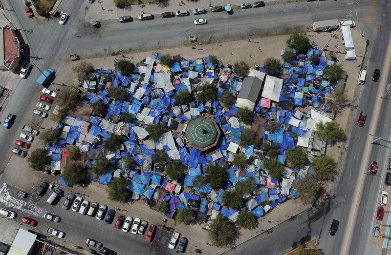 © Reuters. A makeshift migrant camp set up on a public square housing nearly 2,000 migrants, is pictured near the Reynosa-Hidalgo International Bridge, in Reynosa, Mexico March 31, 2022. Picture taken with a drone. REUTERS/Daniel Becerril