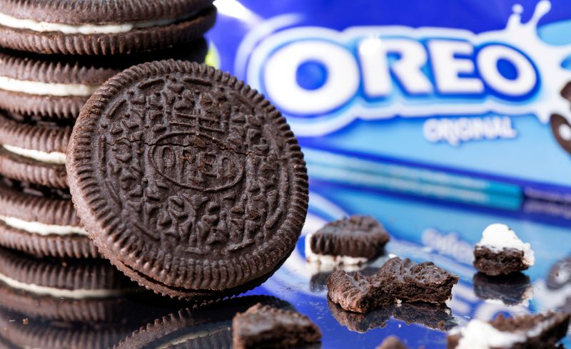 &copy; Reuters. FILE PHOTO: Mondelez International Oreo bisquits are seen in this illustration taken July 26, 2021. REUTERS/Dado Ruvic/Illustration/File Photo