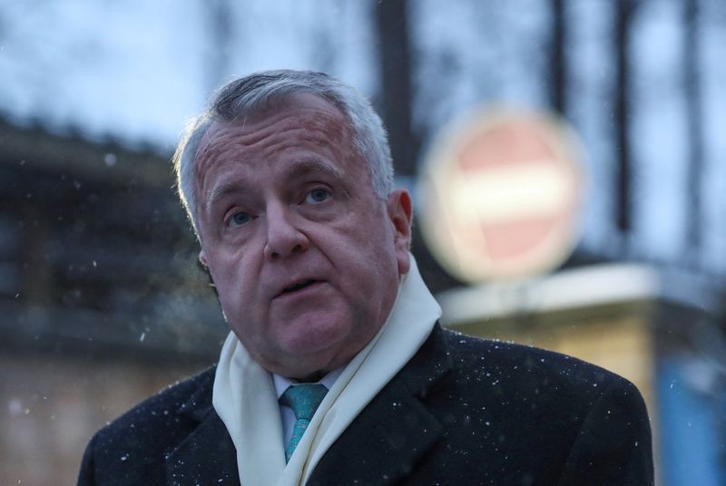 &copy; Reuters. FILE PHOTO: U.S. ambassador to Russia John Sullivan speaks with journalists after his meeting with Paul Whelan, a U.S. national arrested and accused of espionage, outside a detention centre in Moscow, Russia January 30, 2020. REUTERS/Evgenia Novozhenina/F