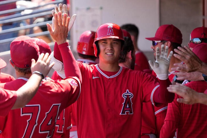 © Reuters. 　ＭＬＢと選手会は３１日、投打同時出場した先発投手が降板後もＤＨとして出場続行が可能となる規則、通称「大谷ルール」の今季からの導入を正式発表した（２０２２年　ロイター/USA TODAY Sports）