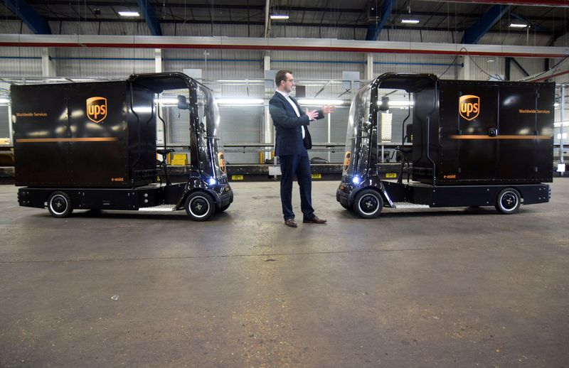 © Reuters. Luke Wake, UPS vice president of fleet maintenance and engineering, shows off 