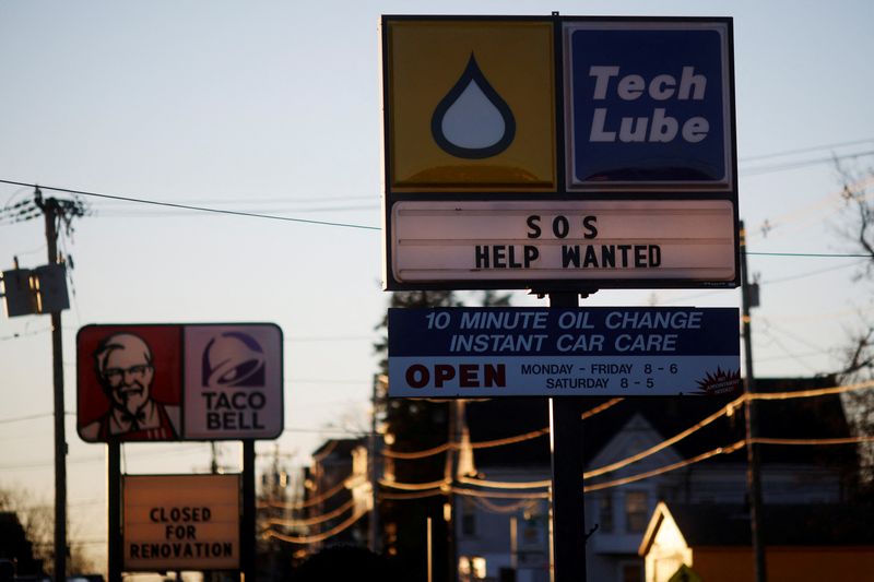 &copy; Reuters. El cartel de un taller de cambio de aceite de automóviles dice &quot;SOS, se busca ayuda&quot; en Brockton