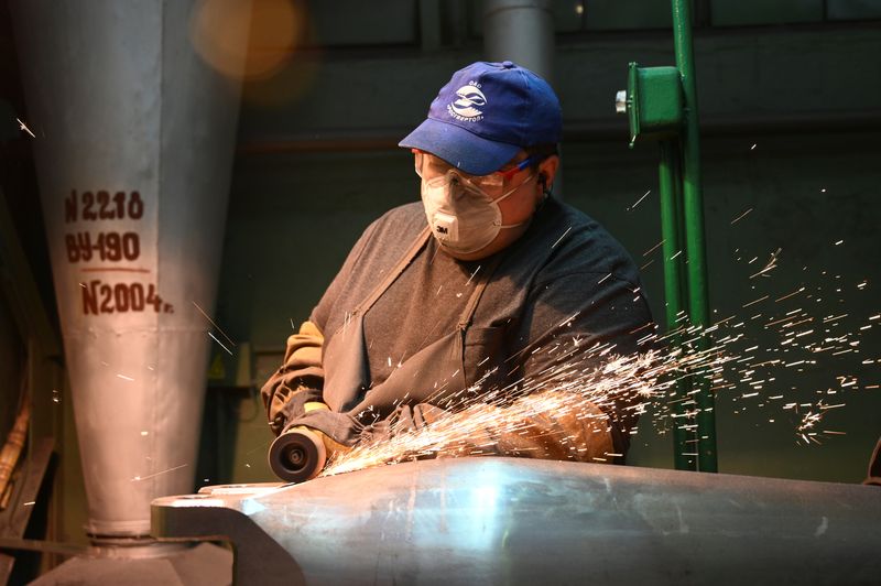 &copy; Reuters. FILE PHOTO: An employee works at Rostvertol aviation plant, owned by Russian Helicopters company, part of Rostec State Corporation, which manufactures commercial and military aircraft including upgraded heavy Mi-26T2V helicopters, during a demonstration t