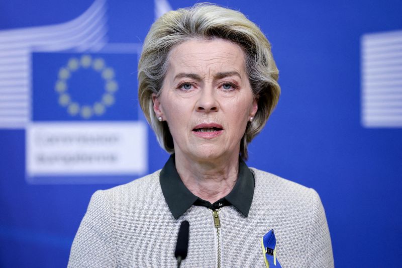 &copy; Reuters. FOTO DE ARCHIVO: La presidenta de la Comisión Europea, Ursula von der Leyen, hace una declaración antes de su reunión con el primer ministro italiano, Mario Draghi, en la sede de la Comisión Europea en Bruselas, Bélgica, el 7 de marzo de 2022 Kenzo T