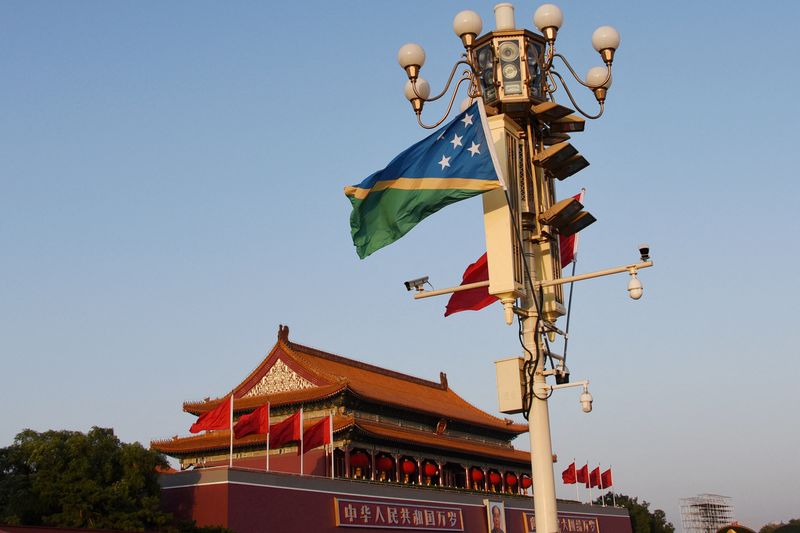 &copy; Reuters. FOTO DE ARCHIVO: Las banderas nacionales de las Islas Salomón y China ondean en la Plaza de Tiananmen en Pekín, China el 7 de octubre de 2019. REUTERS/Stringer 
