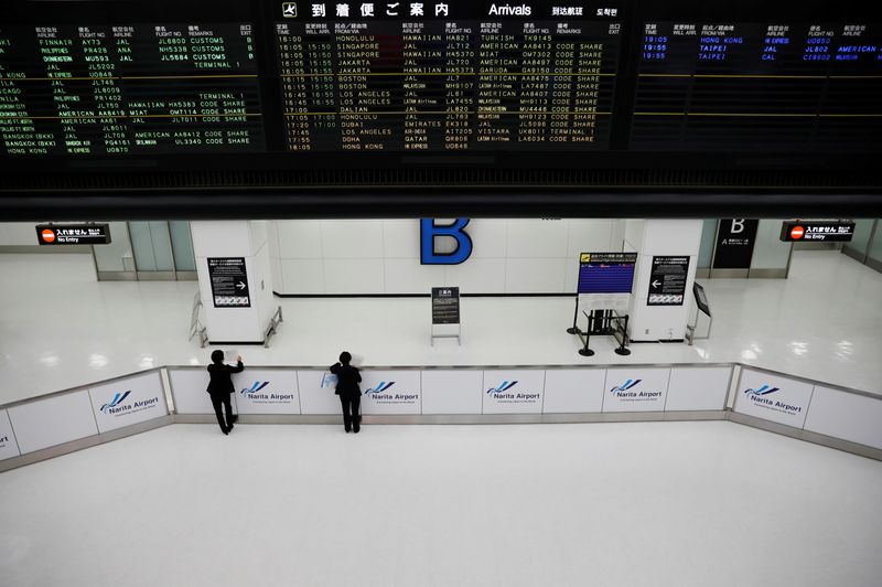 &copy; Reuters. 　４月１日、松野博一官房長官は午後の会見で、新型コロナウイルス感染症の水際対策で実施している日本への入国者の制限について、現状の１日当たり７０００人を４月１０日から１万人