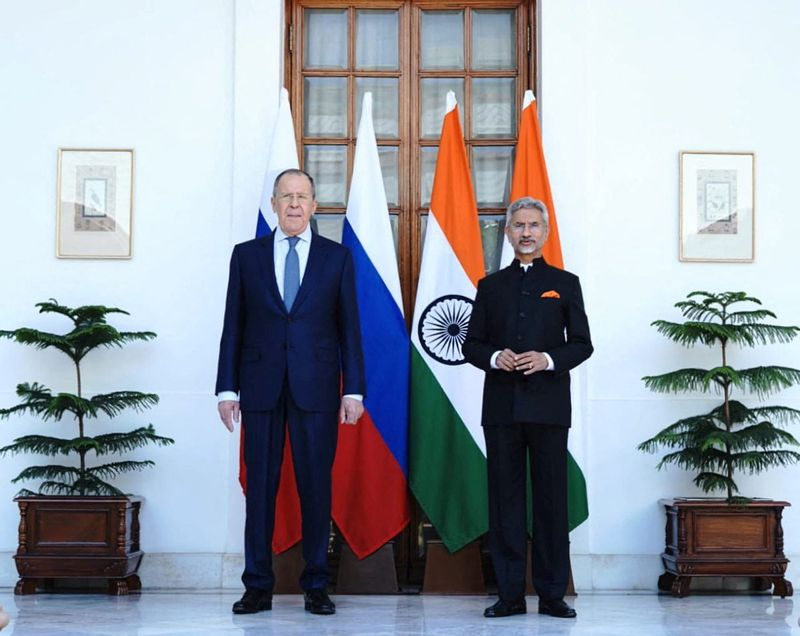&copy; Reuters.   ４月１日、    インドを訪問中のラブロフ・ロシア外相（写真左）は、当地でジャイシャンカル外相（右）と会談した。Iニューデリーで撮影。提供写真（２０２２年　ロイター/@DrSJaishankar