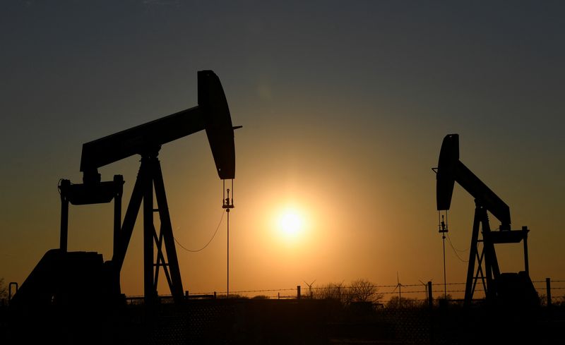 &copy; Reuters. FILE PHOTO: Pump jacks of Wintershall DEA are pictured in Emlichheim near the northern German city of Meppen, Germany, March 9, 2022. REUTERS/Fabian Bimmer