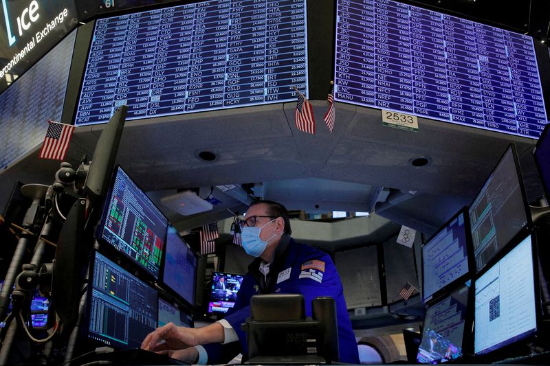 &copy; Reuters. FILE PHOTO: Traders work on the floor of the New York Stock Exchange (NYSE) in New York City, U.S., January 25, 2022.  REUTERS/Brendan McDermid