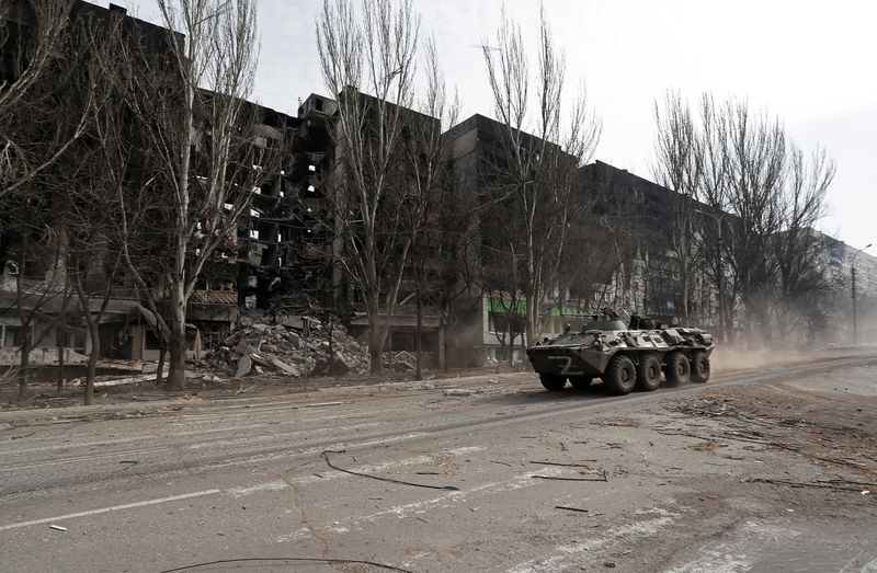 &copy; Reuters. Un blindado de fuerzas prorrusas avanza por una avenida de la bombardeada ciudad de Mariúpol, Ucrania. 31 marzo 2022. REUTERS/Alexander Ermochenko