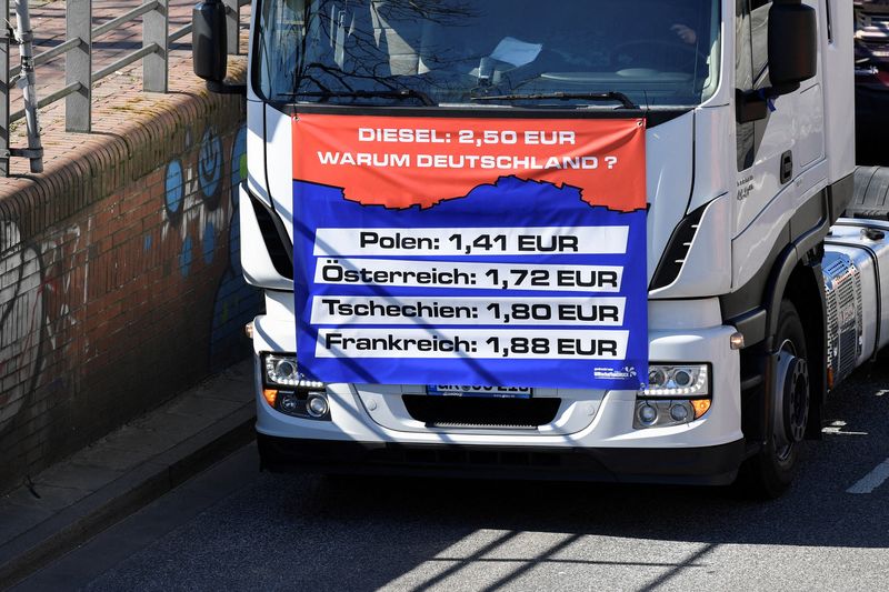 © Reuters. FILE PHOTO: A sign with fuel prices in different European countries is seen as truck drivers take part in a demonstration against high fuel prices, in Hamburg, Germany, March 19, 2022. REUTERS/Fabian Bimmer/File Photo