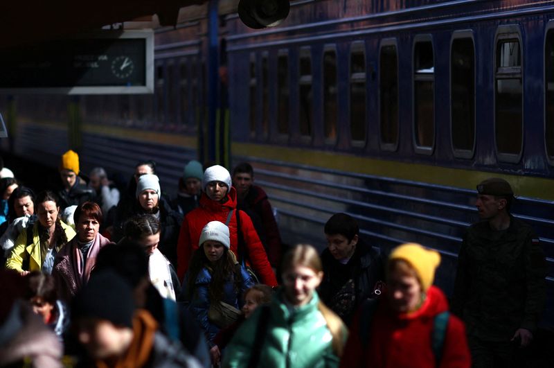 EU proposes letting Ukrainian refugees convert their money into euros