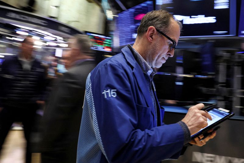 &copy; Reuters. FILE PHOTO: Traders work on the floor of the New York Stock Exchange (NYSE) in New York City, U.S., March 29, 2022.  REUTERS/Brendan McDermid