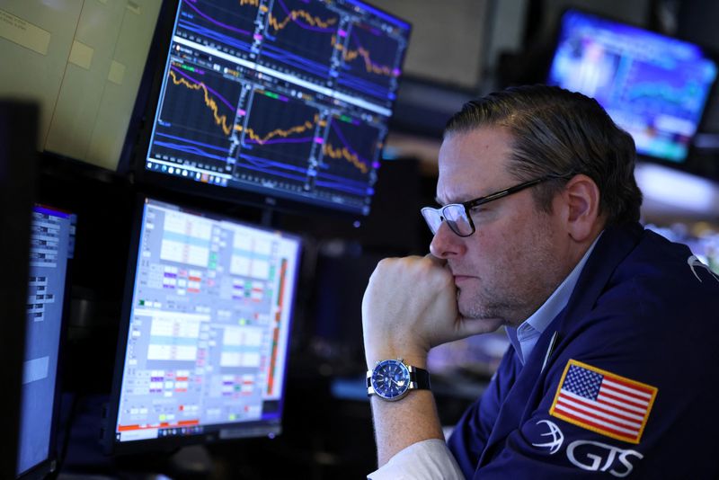 © Reuters. A trader works at the New York Stock Exchange (NYSE) in Manhattan, New York City, U.S., March 7, 2022. REUTERS/Andrew Kelly