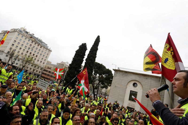 &copy; Reuters. FILE PHOTO: Manuel Hernandez, head of the National Platform for the Defense of Transport Sector, addresses striking truckers and supporters during a protest over high fuel prices and working conditions, in Madrid, Spain, March 25, 2022. REUTERS/Susana Ver