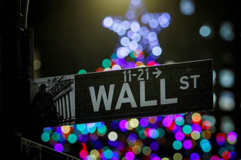 &copy; Reuters. Placa de rua de Wall St. vista do lado de fora da Bolsa de Valores de Nova York (NYSE), EUA, 17 de dezembro de 2019. REUTERS/Brendan McDermid