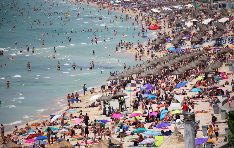 &copy; Reuters. FILE PHOTO: Pre-pandemic tourists sunbathe in El Arenal beach in the island of Mallorca, Spain, August 11, 2018. REUTERS/Enrique Calvo/File Photo