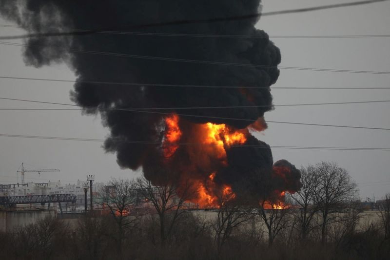 © Reuters. A view shows a fuel depot on fire in the city of Belgorod, Russia April 1, 2022. Pavel Kolyadin/BelPressa/Handout via REUTERS 